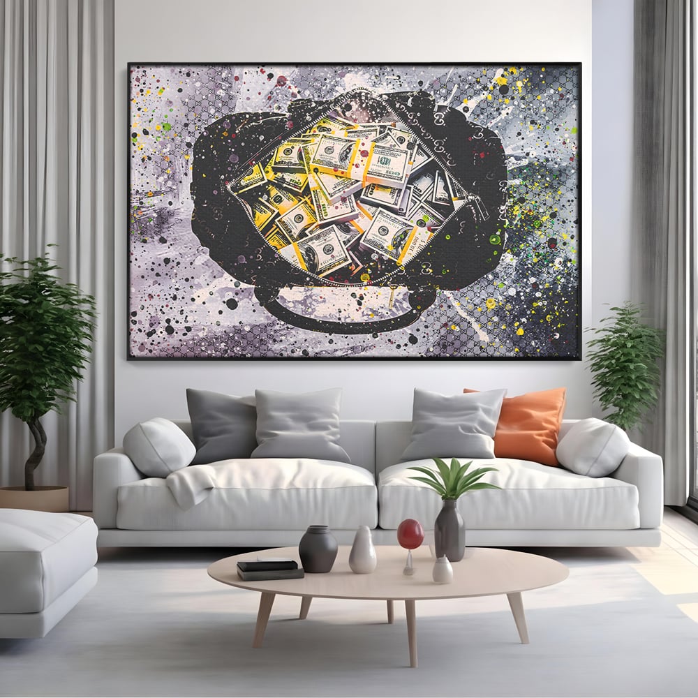 Tablou canvas cu pictura valiza plina cu dolari, in rama de aluminiu negru, pe perete intr-un living